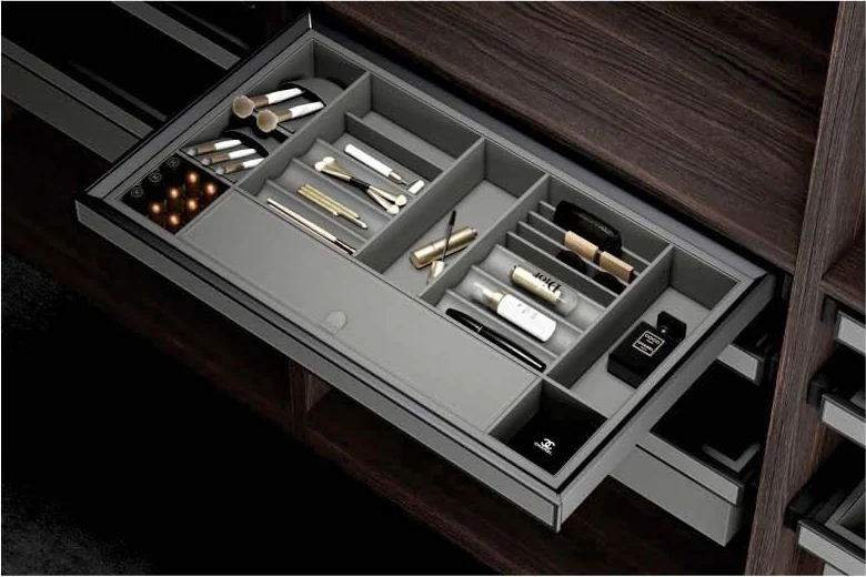 ROOT RG Makeup Basket Leather: in a wardrobe (Ash series)
